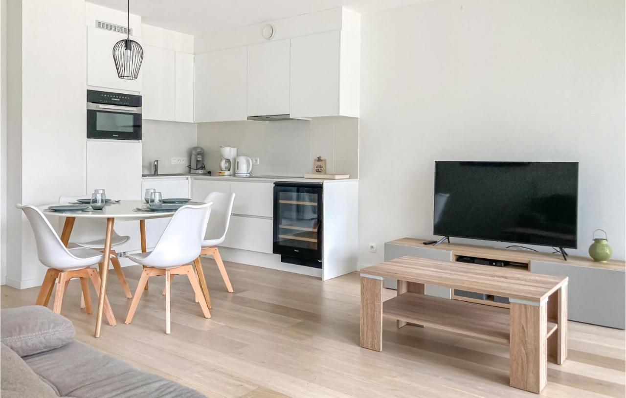 Beautiful In With Outdoor Swimming Pool, Wifi&2 Bedrooms *